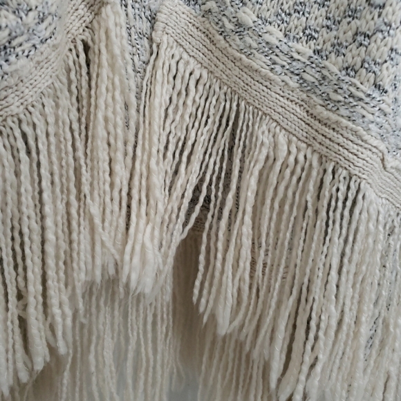 Romeo & Juliet Couture Anthropologie Long Sleeve Open Fringe Sweater Sz M - Picture 4 of 7